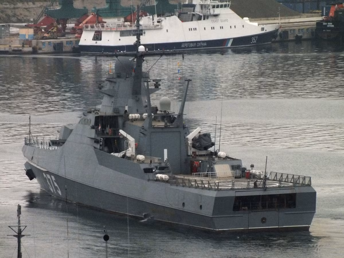 Giống như mọi loại tàu chiến khác do Hải quân Nga thiết kế, Đề án 22160 có vũ trang cực kỳ nguy hiểm với một khẩu pháo 76,2 mm hoặc 1 pháo 57mm, cả hai loại này đều là pháo tự động. Nguồn ảnh: f.a0z.ru.