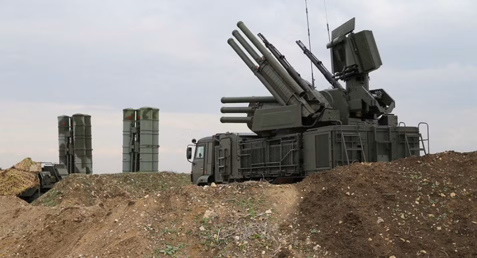 Hai pháo tự động 30mm loại 2A38M của Pantsir-S1 có tốc độ bắn từ 3.900 tới tối đa 5.000 viên một phút nhưng cũng là tổ hợp được dẫn bắn bằng radar, có khả năng đánh chặn không hề thua kém các loại tên lửa phòng không tầm ngắn. Nguồn ảnh: Pinterest.