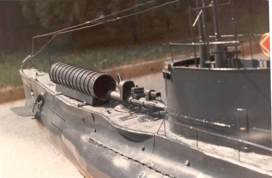 Một vài tàu ngầm lớp Adua được cải biên với khoang chứa tàu ngầm bỏ túi mini chuyên dành cho nhiệm vụ triển khai đặc nhiệm người nhái - điều cực kỳ đặc biệt so với các tàu ngầm khác cùng thời khi mà người nhái thường phải chui ra từ ống phóng ngư lôi. Nguồn ảnh: Tube.