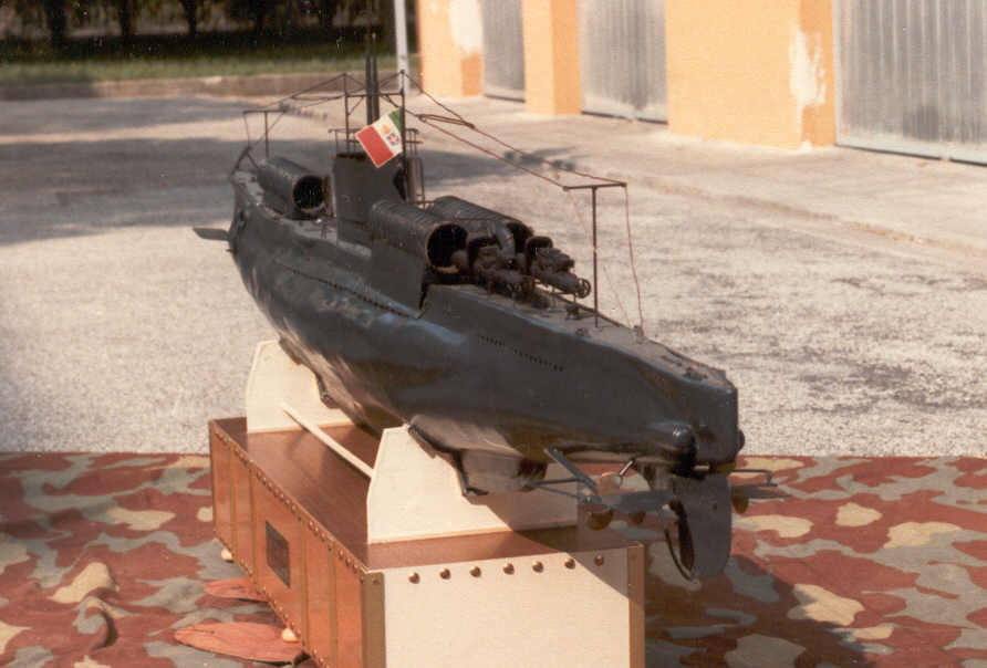 Khác với nhiều loại tàu ngầm cùng thời, cơ cấu chuyển động và giữ thăng bằng phần đuôi tàu ngầm Adua có kết cấu cực kỳ phức tạp. Động cơ mà tàu ngầm này được trang bị cũng cực khoẻ, lên tới 600 sức ngựa khi nổi. Nguồn ảnh: Tube.