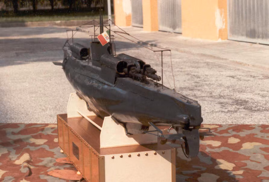 Khác với nhiều loại tàu ngầm cùng thời, cơ cấu chuyển động và giữ thăng bằng phần đuôi tàu ngầm Adua có kết cấu cực kỳ phức tạp. Động cơ mà tàu ngầm này được trang bị cũng cực khoẻ, lên tới 600 sức ngựa khi nổi. Nguồn ảnh: Tube.