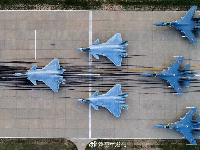 Trong lịch sử, F-4 Phantom II của Mỹ khi tham chiến tại Việt Nam cũng từng là loại chiến đấu cơ không được trang bị pháo, phi công Mỹ đã chỉ trích rất nhiều về thiết kế này khi họ bỏ lỡ cơ hội nghênh chiến với MiG của không quân Việt Nam. Nguồn ảnh: Weibo.