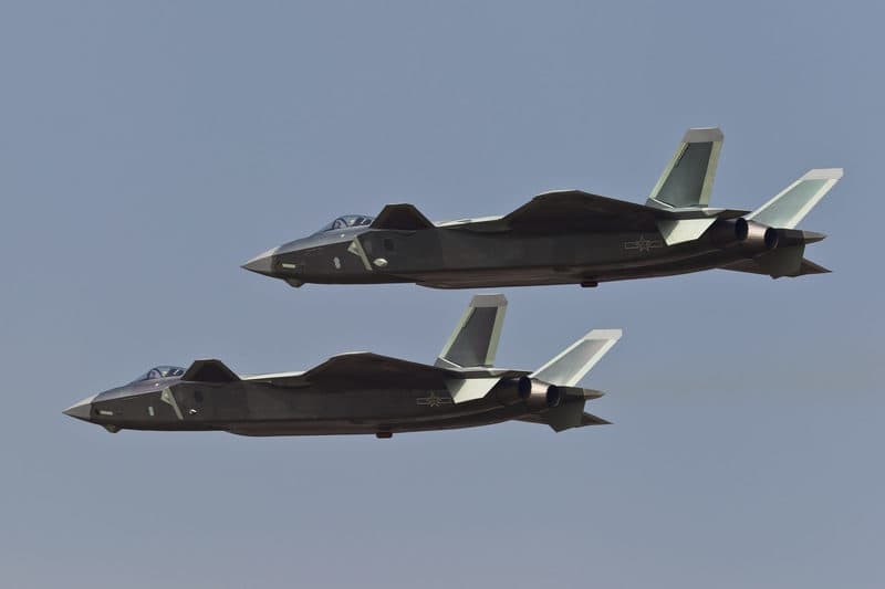 Theo tờ Business Insider, trong danh sách vũ khí mà tiêm kích J-20 có thể mang theo hiện tại, không có sự xuất hiện của bất cứ loại pháo hay thậm chí là súng máy nào. Đây được xem là bất lợi khá lớn cho chiến đấu cơ này nhất là khi nó phải đối mặt với các chiến đấu cơ thế hệ năm của đối phương. Nguồn ảnh: Weibo.