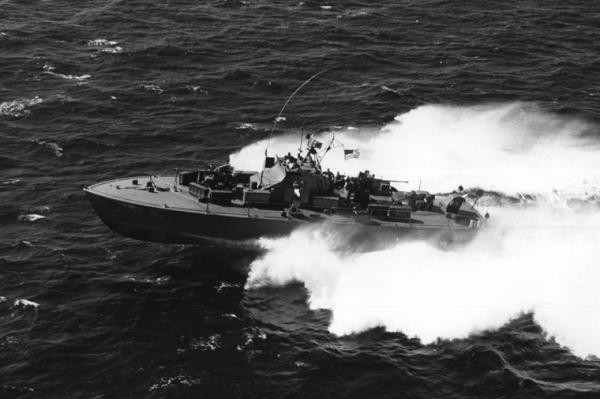 Những cuộc tuần tra DESOTO này được phía Mỹ thực hiện dưới sự hỗ trợ không quân từ tàu sân bay USS Ticonderoga. Nguồn ảnh: Warhistory.