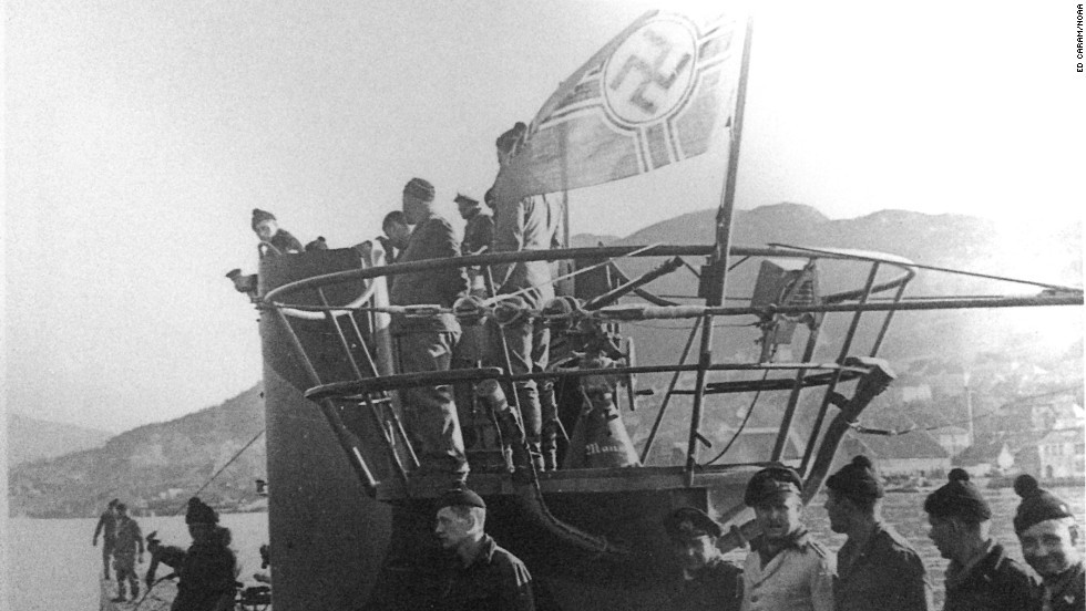 Ngoài ra còn có 5000 thuỷ thủ và sĩ quan chỉ huy tàu ngầm Đức bị bắt giữ làm tù binh chiến tranh trong toàn cuộc chiến. Đổi lại, 30.000 thuỷ thủ và sĩ quan chỉ huy trên các tàu hàng, tàu chiến của Đồng minh cũng được cho là đã bị giết hại bởi tàu ngầm Đức - Nguồn ảnh: Thearchive.