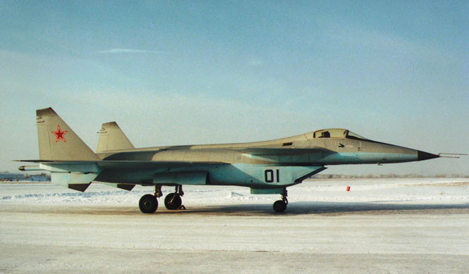 Tuy nhiên, vào năm 2010, Trung Quốc tung ra hình ảnh của máy bay chiến đấu chiếm ưu thế trên không J-20 có đường nét gần như là tương tự MiG-1.44. Theo suy đoán, sự phát triển của J-20 được hỗ trợ bởi công ty hàng không MiG. Nguồn ảnh: Military-today.