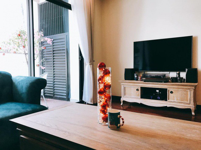 Phòng khách nối liền bàn ăn, chiếc bàn ăn bằng gỗ tự nhiên nhỏ xinh cũng là nơi hai mẹ con thưởng thức những bữa cơm đầm ấm.