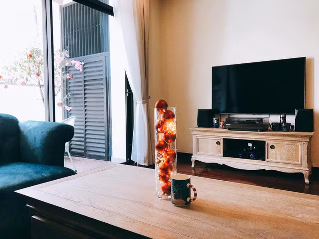 Phòng khách nối liền bàn ăn, chiếc bàn ăn bằng gỗ tự nhiên nhỏ xinh cũng là nơi hai mẹ con thưởng thức những bữa cơm đầm ấm.