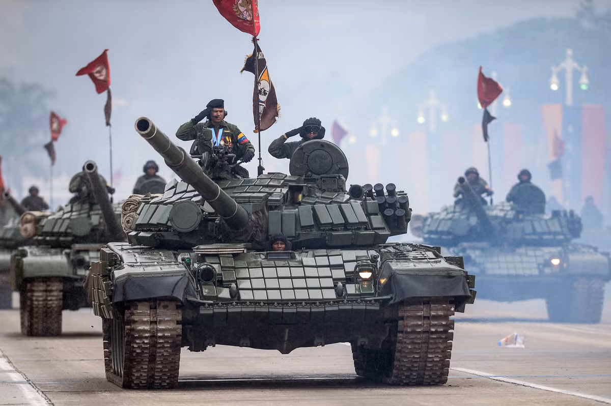 Đầu tiên phải kể đến dàn các xe tăng chủ lực T-72B1V hiện đại nhất và đông nhất mà Quân đội Venezuela hiện đang sở hữu, được mua dưới thời cố Tổng thống Hugo Chávez. Nguồn ảnh: Defencetalk.