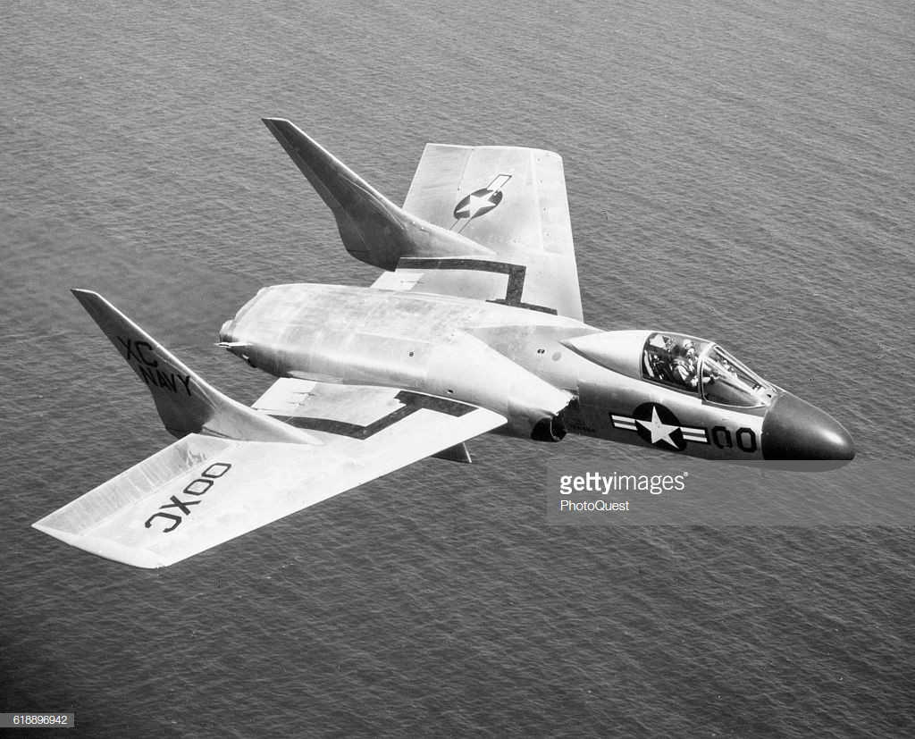 Tiếp đến là kiểu chiến đấu cơ phản lực Vought F7U Cutlass, đây là loại chiến đấu cơ được thiết kế giành cho Không quân Hải quân Mỹ. Điểm yếu chết người của F7U nằm ở động cơ quá yếu của nó. Nguồn ảnh: Gettyimg.