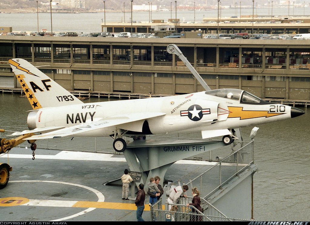 F-11 Tiger thực tế vẫn được phục vụ Không quân Hải quân Mỹ trong vòng 13 năm. Sau một vài chỉnh sửa nhỏ về cơ bản F-11 Tiger không còn khả năng tự bắn hạ chính mình nữa nhưng đổi lại nó vẫn có một hiệu quả chiến đấu khá tệ khi hiệu xuất bay và khả năng cơ động trên không cực kỳ kém. Nguồn ảnh: Airliners.