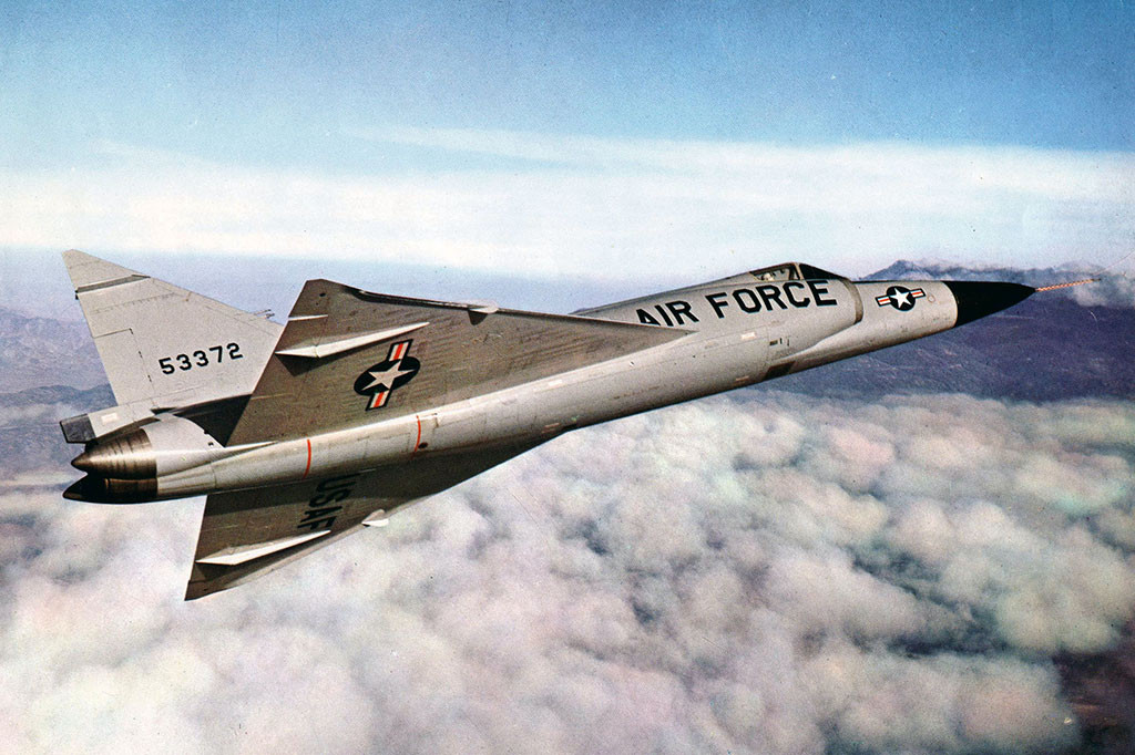 Tiếp đến là Convair F-102 Delta Dagger - một loại chiến đấu cơ được thiết kế để tác chiến đánh chặn ở độ cao lớn với tốc độ siêu âm nhằm tiêu diệt các máy bay ném bom của Liên Xô trong thời chiến tranh lạnh. Nguồn ảnh: Loneruin.