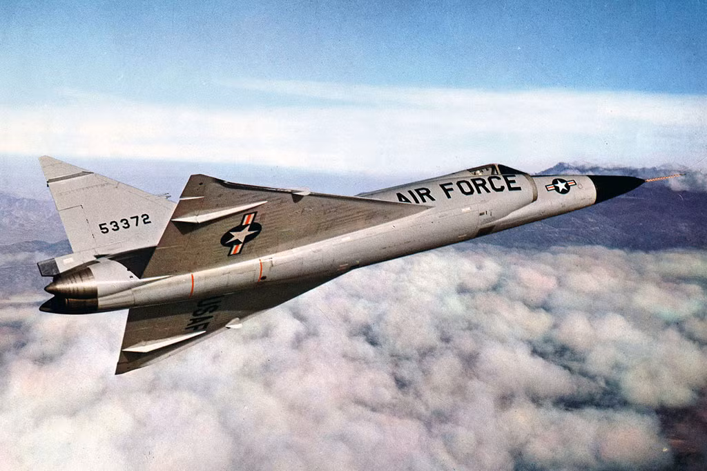 Tiếp đến là Convair F-102 Delta Dagger - một loại chiến đấu cơ được thiết kế để tác chiến đánh chặn ở độ cao lớn với tốc độ siêu âm nhằm tiêu diệt các máy bay ném bom của Liên Xô trong thời chiến tranh lạnh. Nguồn ảnh: Loneruin.