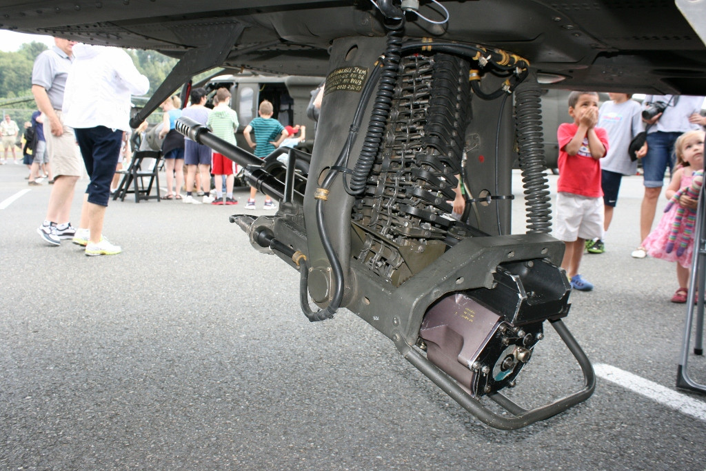 Hiện tại, M230 là loại vũ khí chủ yếu và quan trọng nhất của trực thăng Apache và nhiều loại phương tiện cơ giới của của Mỹ cũng như của nhiều quốc gia NATO khác. Nguồn ảnh: Militarytoday.