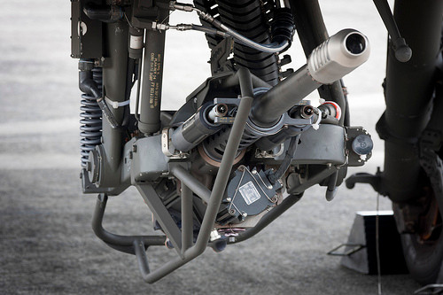 Do không sử dụng hệ thống cơ khí để lên đạn, tốc độ bắn của M230 là cực cao, có thể lên tới tối đa 600 viên mỗi phút - tương đương với 10 viên mỗi giây, nhanh hơn nhiều các loại pháo có cơ chế nạp đạn cơ học thông thường. Nguồn ảnh: Militarytoday.