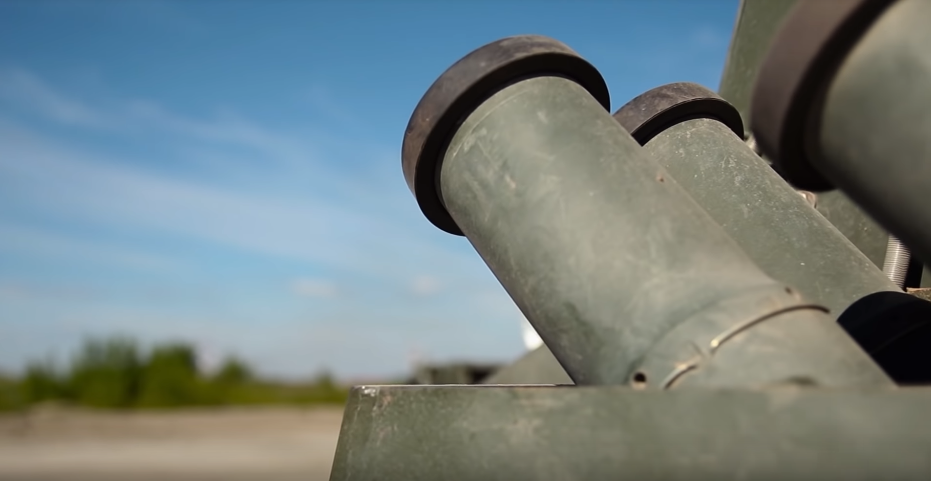 Dù chỉ là loại xe công binh nhưng UBMI cũng được trang bị một lượng vũ khí vừa đủ để nó tự vệ, trong đó bao gồm hệ thống ống phóng lựu đạn khói cùng với một khẩu súng máy 12,7mm tự động điều khiển từ phía trong xe. Nguồn ảnh: Sputnik.