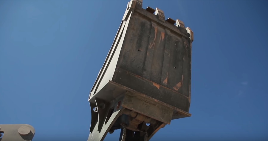 Cận cảnh gầu xúc trên chiếc xe công binh UBMI với khả năng xoay 360 độ và được điều khiển trực tiếp từ bên trong xe. Nguồn ảnh: Sputnik.