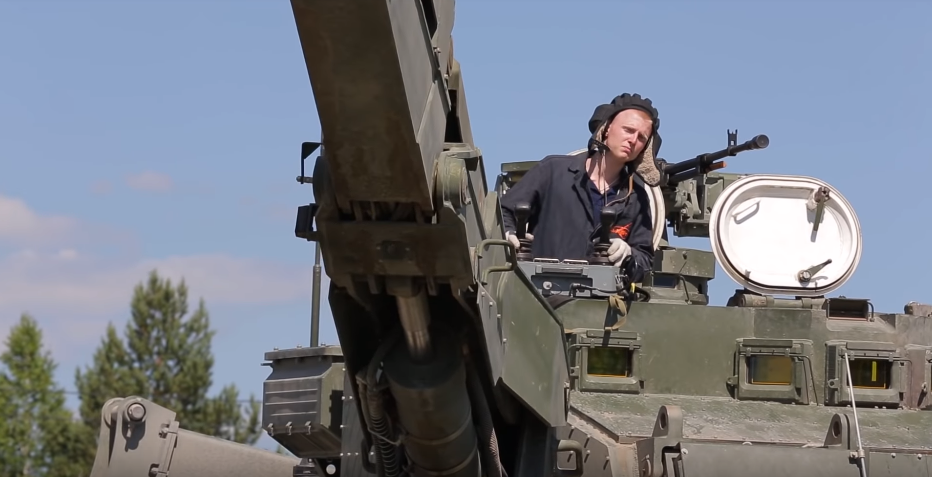 Khi điều khiển hệ thống gầu xúc này, kíp chiến đấu có thể điều khiển từ phía bên trong xe một cách an toàn cách ly với môi trường bên ngoài hoặc "thò đầu" ra khỏi xe điều khiển chính xác hơn. Nguồn ảnh: Sputnik.