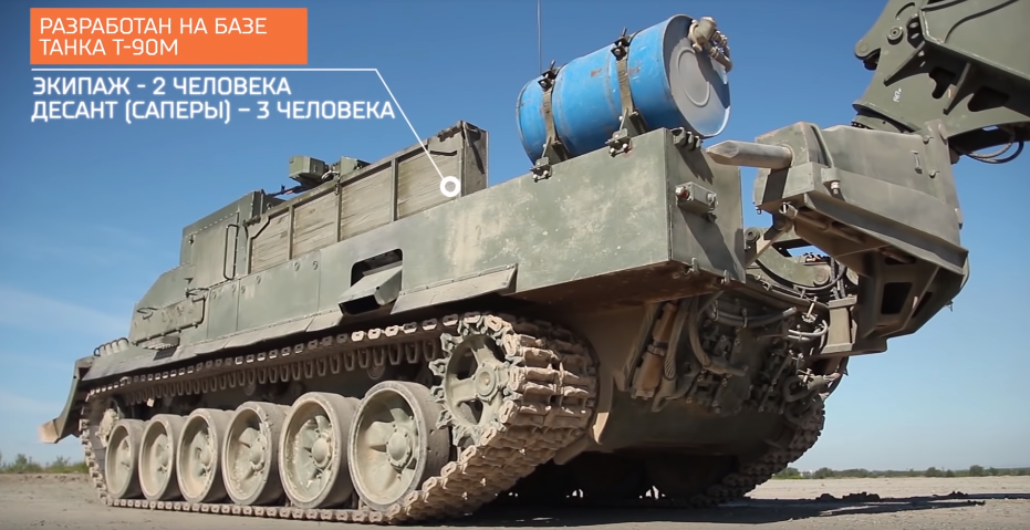 Dù được xây dựng trên khung gầm của xe tăng chủ lực chiến trường T-90 nhưng UBMI lại có trọng lượng khá lớn do nó phải mang thêm hệ thống gầu xúc kèm theo cơ cấu ủi. Nguồn ảnh: Sputnik.