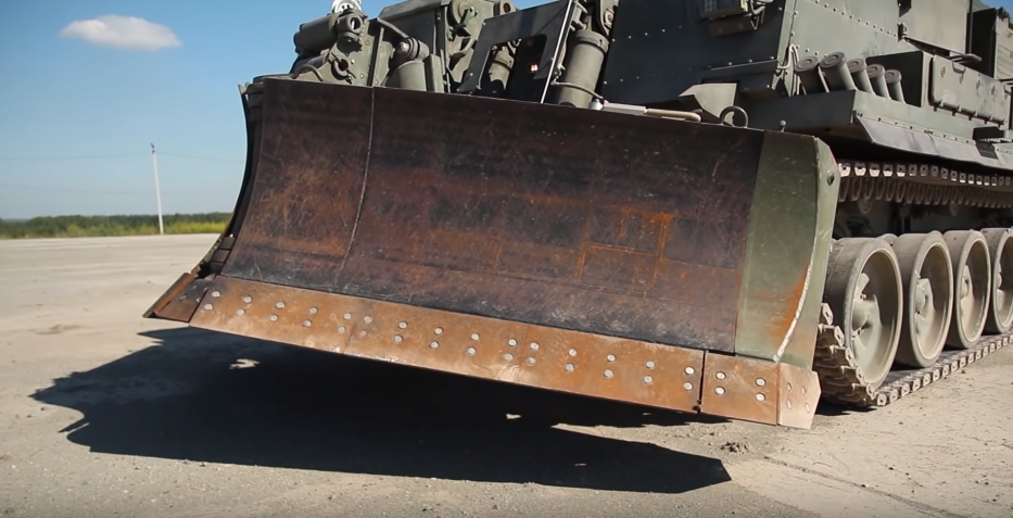 Gầu ủi của xe được thiết kế nhọn ở giữa và vát cong sang hai bên giúp nó dọn đường, dọn vật cản cũng như chướng ngại vật một cách dễ dàng. Nguồn ảnh: Sputnik.