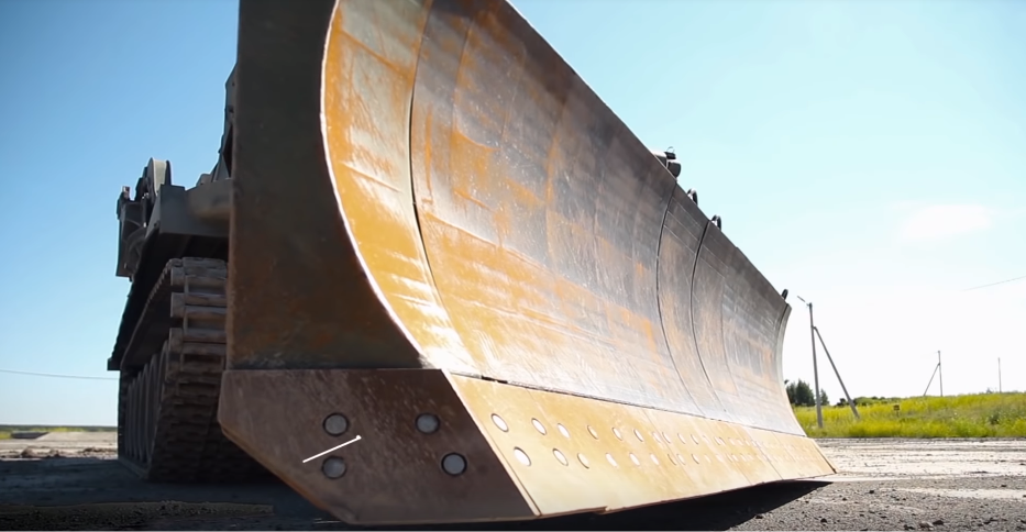 Mang tên UBMI, loại phương tiện này được thiết kế dựa trên khung gầm của xe tăng T-90M với kíp chiến đấu tiêu chuẩn 2 hoặc 3 người tuỳ điều kiện chiến đấu. Trọng lượng của xe đạt 55 tấn. Nguồn ảnh: Sputnik.