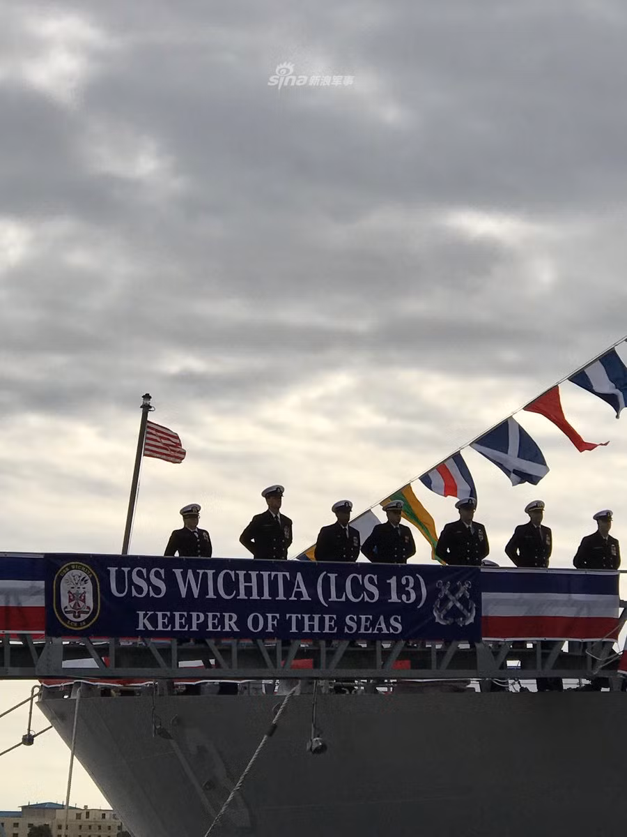 Giống như mọi tàu chiến đấu ven bờ lớp Freedom khác, tàu USS Wichita có độ giãn nước tối đa 3500 tấn, chiều dài tàu đạt 115,3 mét, chiều rộng 17,5 mét và mớm nước tối đa 4 mét. Nguồn ảnh: Sina.