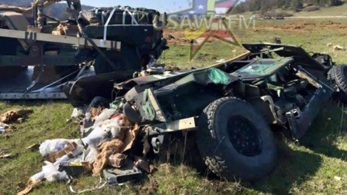 Khỏi phải nói cũng biết kết cục của vụ nhảy không cần dù này, chiếc Humvee đã rơi tự do từ độ cao khoảng 400 mét và nát bẹp khi tiếp đất, hoàn toàn hỏng không thể sửa chữa lại được. Nguồn ảnh: USAWWTFM.