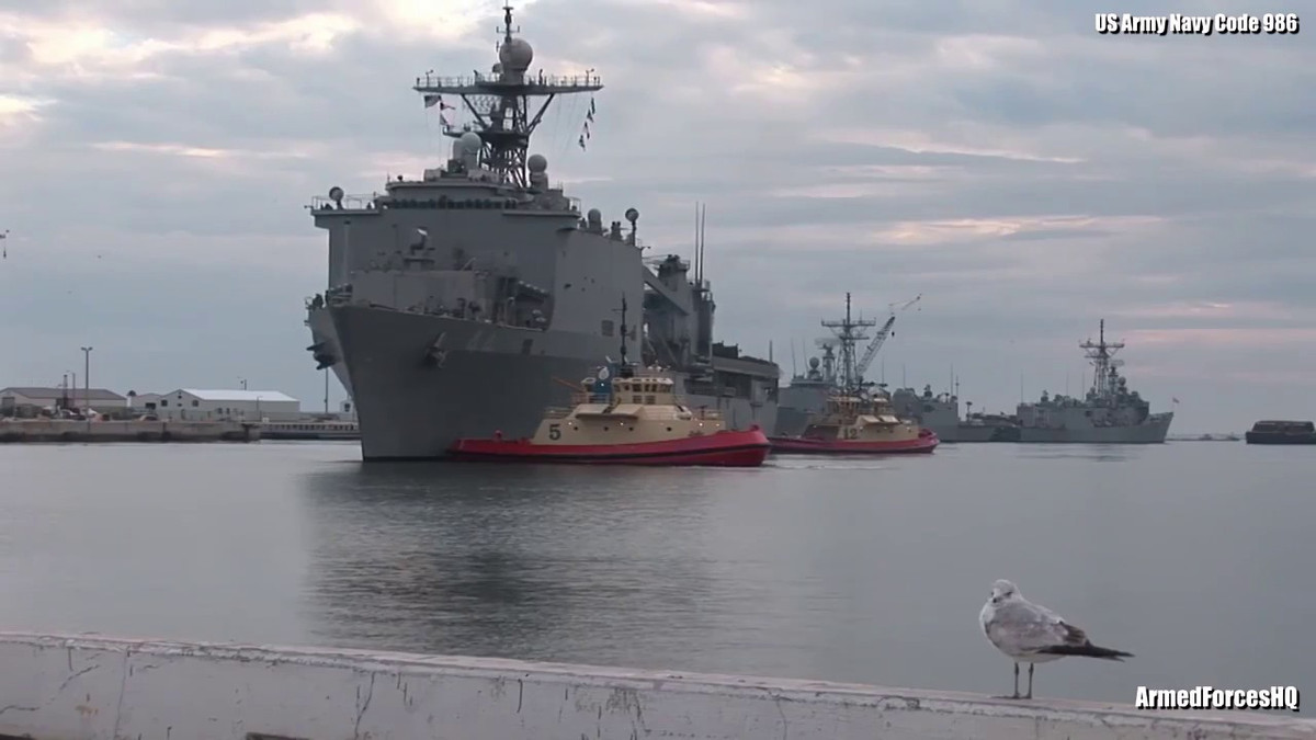 Nạn nhân không được buộc chắc chắn lại là một chiếc... tàu đệm khí. Khi tàu di chuyển vào vùng biển động, chiếc tàu đệp khí này đã bị quăng quật trong khoang chứa của USS Gunston Hall trước sự bất lực của thuỷ thủ Mỹ. Nguồn ảnh: ArmedforcesHQ.