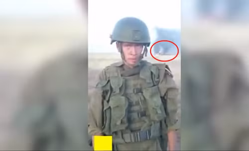 Một trong những vụ tai nạn hy hữu gần đây nhất xảy ra với quân đội Nga đó là vào tháng 5/2017, khi binh nhì Semyon Merezhnikov của lực lượng thiết giáp Nga đã vô tình làm cháy rụi chiếc thiết giáp BTR-82 trong lúc cố nổi lửa để nấu ăn. Nguồn ảnh: VK.