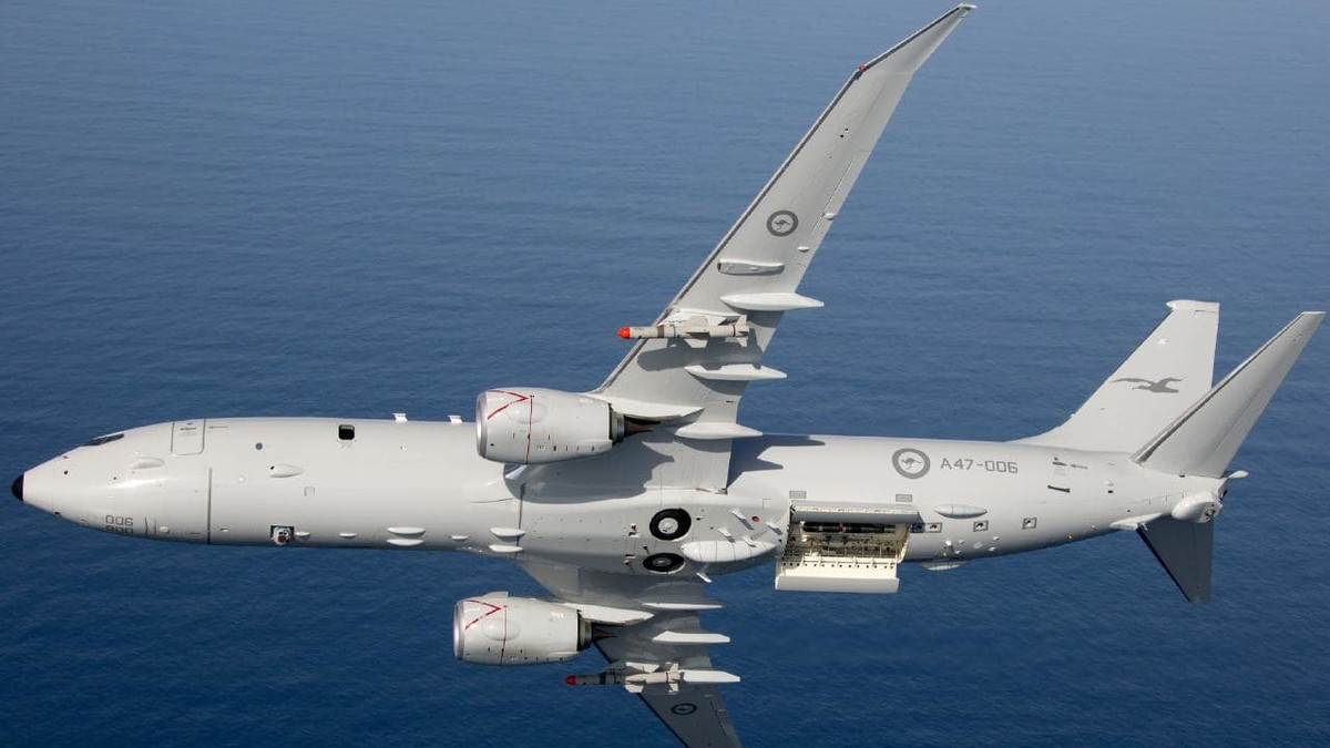 P-8 Poseidon có tổng cộng 11 giá treo vũ khí với 5 giá bên trong khoang chứa vũ khí ở bụng và 6 giá treo ở phía dưới hai cánh. Thông thường, trang bị vũ khí của P-8 là các loại tên lửa săn ngầm, tên lửa chống hạm,... Nguồn ảnh: Pinterest.