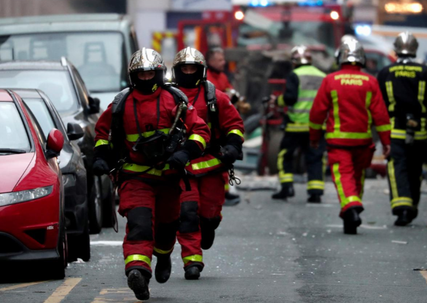 Lực lượng cứu hộ đã sớm có mặt nơi diễn ra vụ việc để tiền hành khắc phục hậu quả và tìm kiếm người bị nạn. Nguồn ảnh: Reuters.