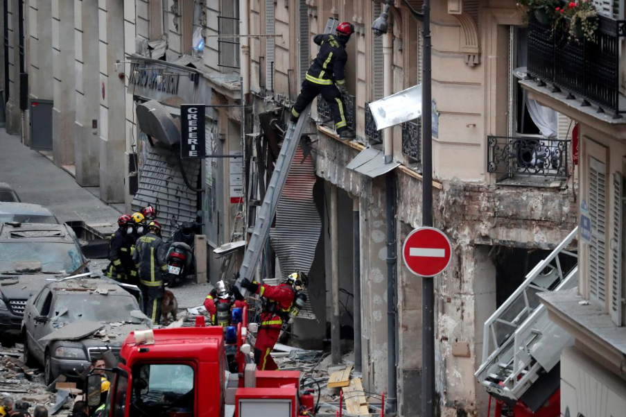 Hiện trường vụ nổ cũng cho thấy đây ít có khả năng là một vụ nổ bom khủng bố như nhiều người nhầm tưởng ban đầu, có thể thấy không có dấu hiệu của chất nổ mạnh và hố bom. Nguồn ảnh: Reuters.