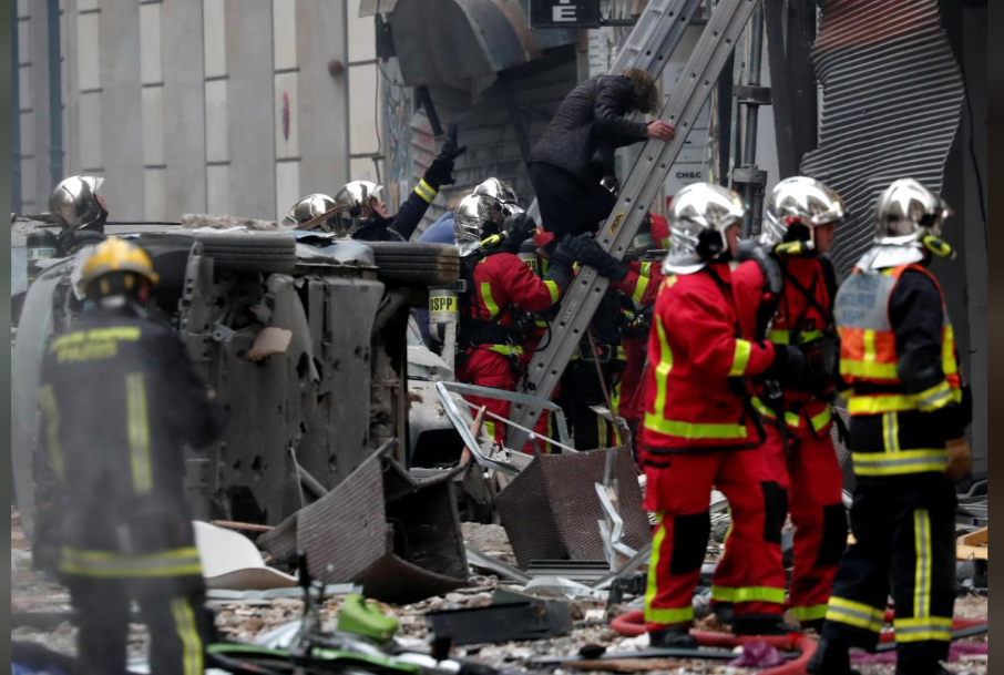 Hiện trường vụ nổ ở Paris rất tan hoang với ô tô bị lật ngửa và nhiều mảnh vỡ dưới lòng đường. Nguồn ảnh: Reuters.