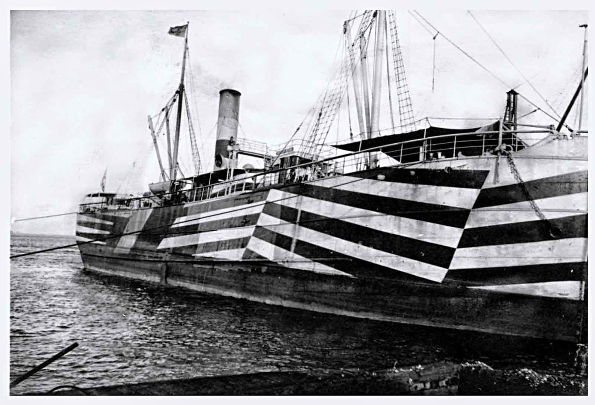 Sau khi Chiến tranh Thế giới thứ hai kết thúc, hải quân một số nước ở châu Á với trình độ lạc hậu hơn, chưa được trang bị radar vẫn tiếp tục nguỵ trang theo kiểu Dazzle. Nguồn ảnh: Conmmons.