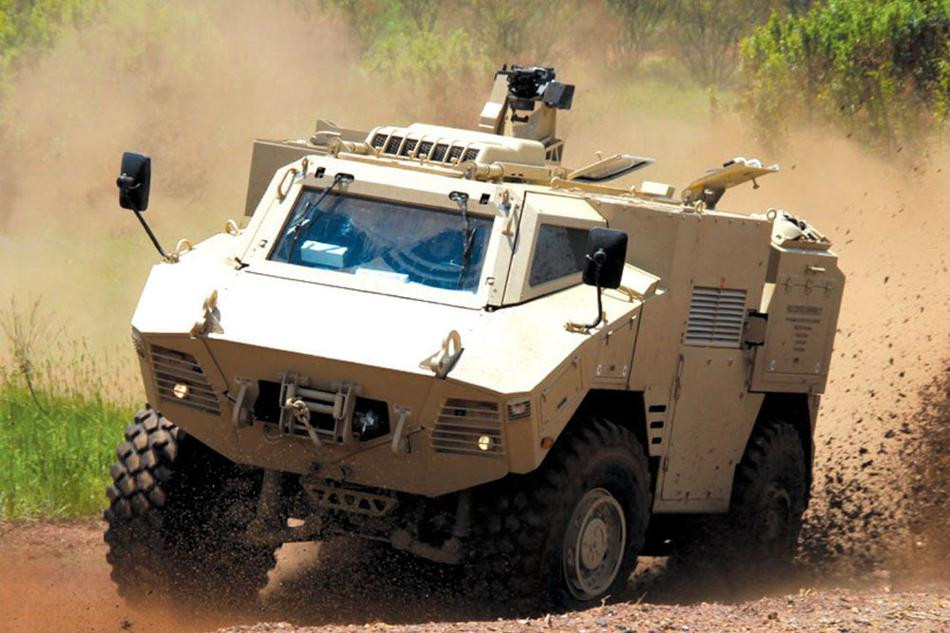 Được trang bị một động cơ công suất 550 mã lực, phiên bản chở quân có thể di chuyển với tốc độ tối đa 115 km/h kèm theo đó là hộp số tự động 6 cấp với năm số tiến và một số lùi. Nguồn ảnh: Sina.