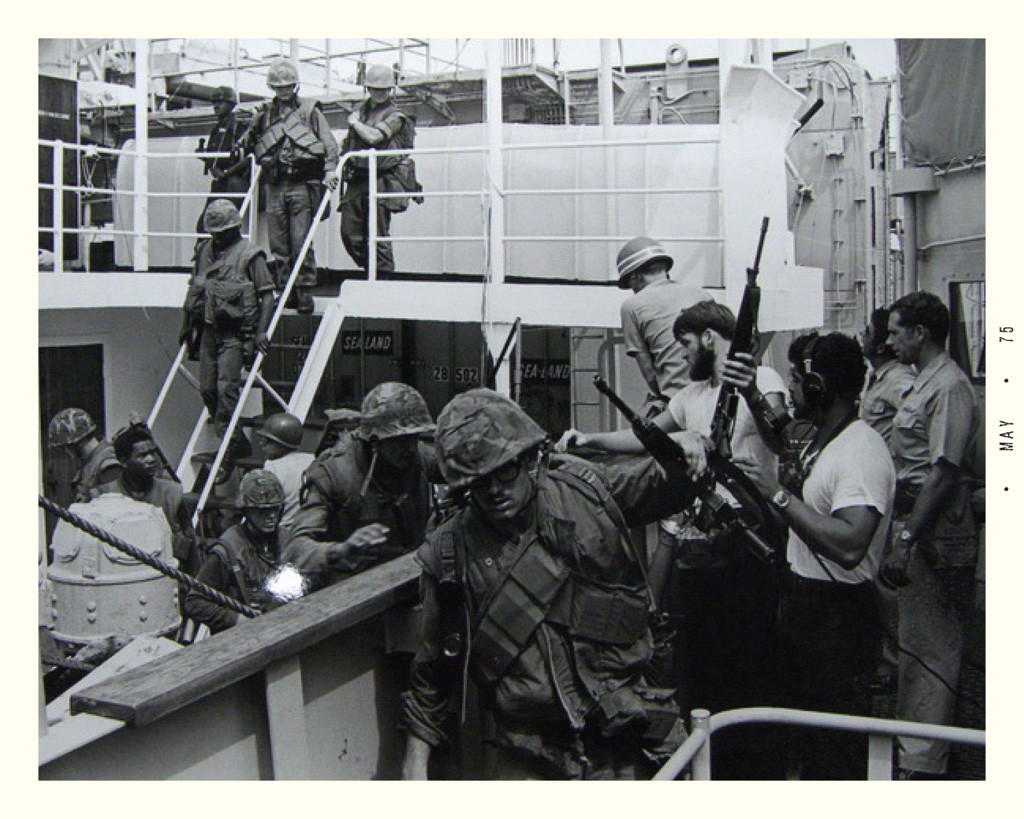 Tổng cộng Mỹ có 15 lính tử vong tại chỗ (không tính ba lính bị bắt làm tù binh) và thậm chí một chiếc trực thăng của Mỹ cất cánh từ đảo Koh Tang đã bị rơi với 23 người bên trong đã thiệt mạng sau khi nó hư hỏng nặng do hỏa lực của Khmer Đỏ nhưng Mỹ kiên quyết tính 23 người này thiệt mạng do "tai nạn" chứ không phải do giao tranh. Nguồn ảnh: Fordlibrarymuseum.