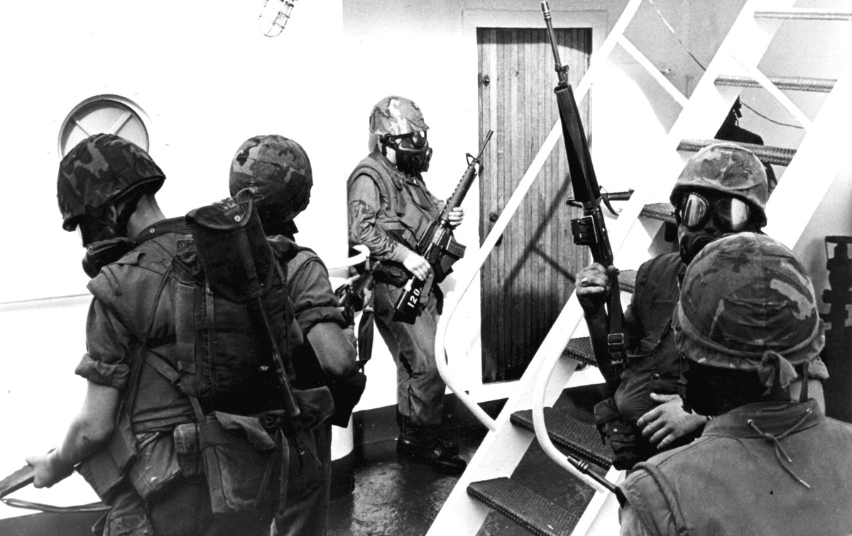 Tuy nhiên trong cơn hỗn loạn rút lui, Mỹ đã... quên mất ba lính Thủy quân Lục chiến trên đảo Koh Tang. Kết quả là ba người lính này buộc phải đầu hàng lính Khmer Đỏ và sau đó bị xử tử. Nguồn ảnh: Fordlibrarymuseum.