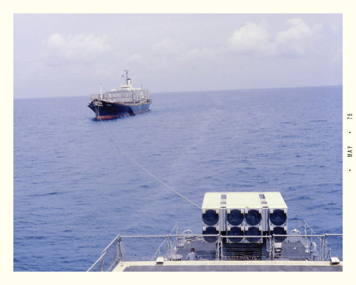 Trận chiến bắt đầu từ chiều ngày 12/5/1975 khi tàu hàng SS Mayaguez đi qua vùng vịnh Thái Lan. Mặc dù còn 12 hải lý nữa mới tới lãnh hải Campuchia, Khmer Đỏ vẫn cho xuồng cao tốc ra bắt tàu SS Mayaguez vì cho rằng tàu hàng đã vào hải phận của nước này. Nguồn ảnh: Fordlibrarymuseum.