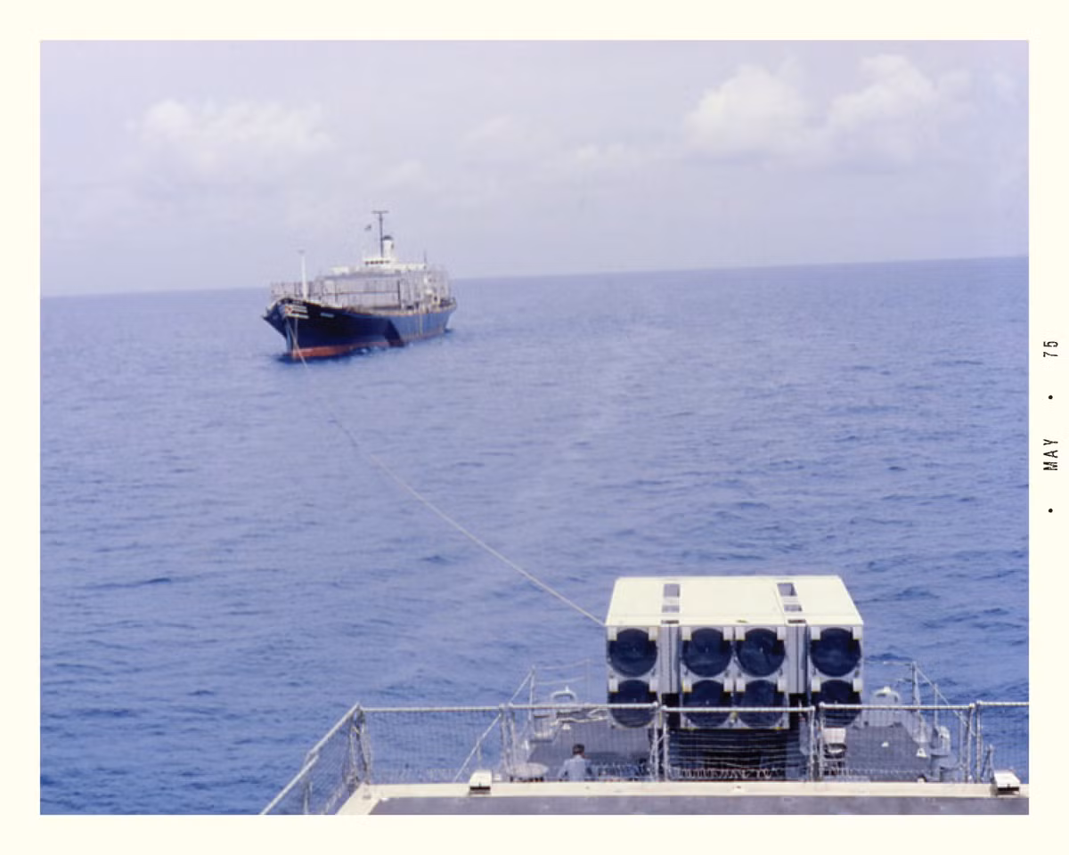 Trận chiến bắt đầu từ chiều ngày 12/5/1975 khi tàu hàng SS Mayaguez đi qua vùng vịnh Thái Lan. Mặc dù còn 12 hải lý nữa mới tới lãnh hải Campuchia, Khmer Đỏ vẫn cho xuồng cao tốc ra bắt tàu SS Mayaguez vì cho rằng tàu hàng đã vào hải phận của nước này. Nguồn ảnh: Fordlibrarymuseum.