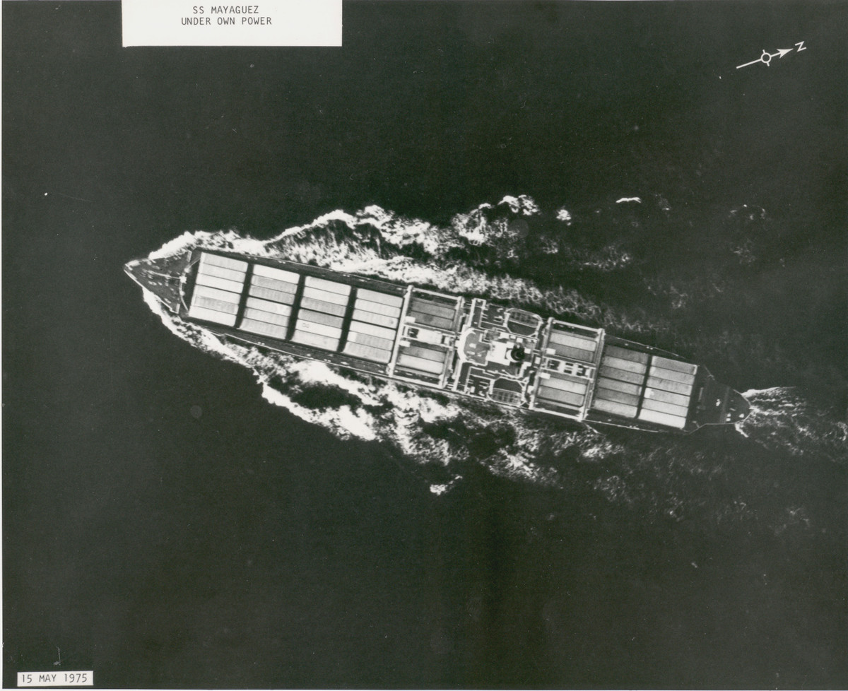 Do trên tàu có chở theo 107 container hàng hóa trong đó có 77 container thuộc sở hữu của Chính phủ và quân đội Mỹ. Không ít trong số này mang theo rất nhiều tài liệu và tiền mặt được Mỹ di tản khỏi Sài Gòn trước đó chỉ ít ngày. Nguồn ảnh: Fordlibrarymuseum.