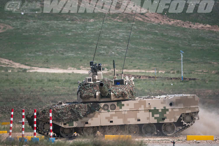Kèm theo đó là những hình ảnh thực tế cho thấy Type 15 không có khả năng hoặc ít nhất là ở thời điểm hiện tại không được trang bị cấu hình giáp phản ứng nổ. Do đó nó có thể sẽ bị tiêu diệt một cách dễ dàng chỉ với hoả lực chống tăng B-41 phổ biến hiện nay. Nguồn ảnh: Sina. Nguồn ảnh: Sina.