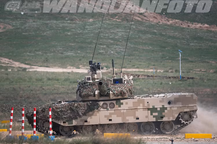 Kèm theo đó là những hình ảnh thực tế cho thấy Type 15 không có khả năng hoặc ít nhất là ở thời điểm hiện tại không được trang bị cấu hình giáp phản ứng nổ. Do đó nó có thể sẽ bị tiêu diệt một cách dễ dàng chỉ với hoả lực chống tăng B-41 phổ biến hiện nay. Nguồn ảnh: Sina. Nguồn ảnh: Sina.