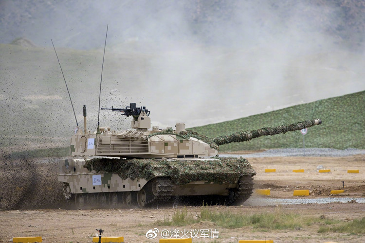 Tuy có động cơ khá khoẻ, nhưng Type 15 cũng chỉ có tốc độ tối đa trên đường bằng khoảng 70 km/h kèm theo đó là khả năng hoạt động tối đa 450 km. Nguồn ảnh: Armyrec.