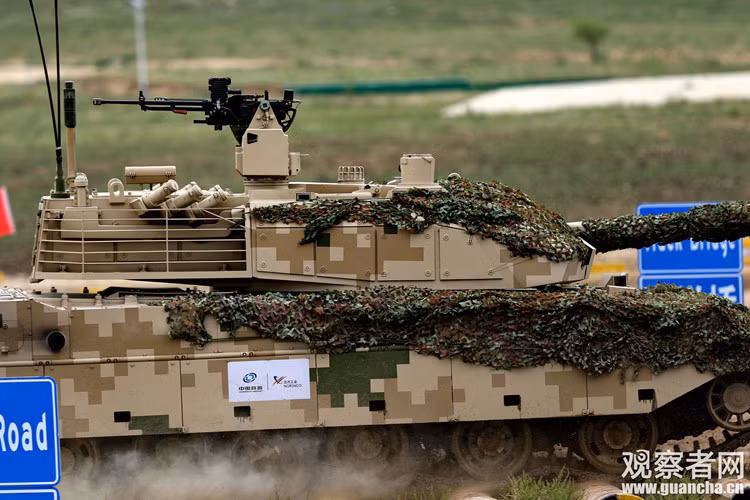 Khẩu pháo chính trên Type 15 là pháo 105 có khả năng phóng được cả tên lửa chống tăng có điều khiển qua nòng. Loại xe tăng này có tổng trọng lượng chỉ khoảng 35 tấn và có kíp chiến đấu ba người kèm theo hệ thống nạp đạn tự động. Nguồn ảnh: Sina.