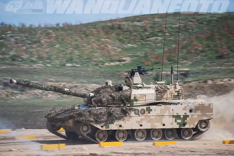 Việc đặt thùng nhiên liệu phụ của xe tăng Type 15 ở bên ngoài xe cũng khiến nó trở nên nguy hiểm hơn khi phải đối đầu với hoả lực đối phương và cũng có khả năng đây là cách thức các kỹ sư Trung Quốc cố tăng tầm vận hành của loại xe tăng này khi không gian bên trong xe tăng là quá chật chội. Nguồn ảnh: Military.