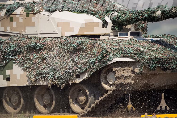 Giống như những loại xe tăng khác của Trung Quốc, Type 15 không được công bố thông số giáp đầy đủ. Tuy nhiên nhiều chuyên gia quân sự cho rằng với trọng lượng chỉ 30 tấn nhưng lại được trang bị động cơ công suất lên tới 1.000 mã lực, phần vỏ của Type 15 có vẻ khá mỏng manh. Nguồn ảnh: Sina. Nguồn ảnh: Armyrec.