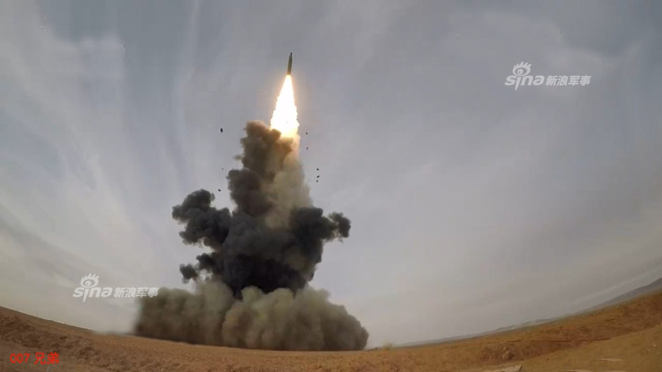 Tuy nhiên với DF-26, tuỳ yêu cầu trên chiến trường mà Lực lượng Tên lửa có thể thay thế đầu đạn của nó một cách dễ dàng trước khi phóng, đảm bảo khả năng tấn công theo nhiều cách khác nhau, bao gồm cả việc phản công hạt nhân một cách chóng vánh. Nguồn ảnh: Sina.