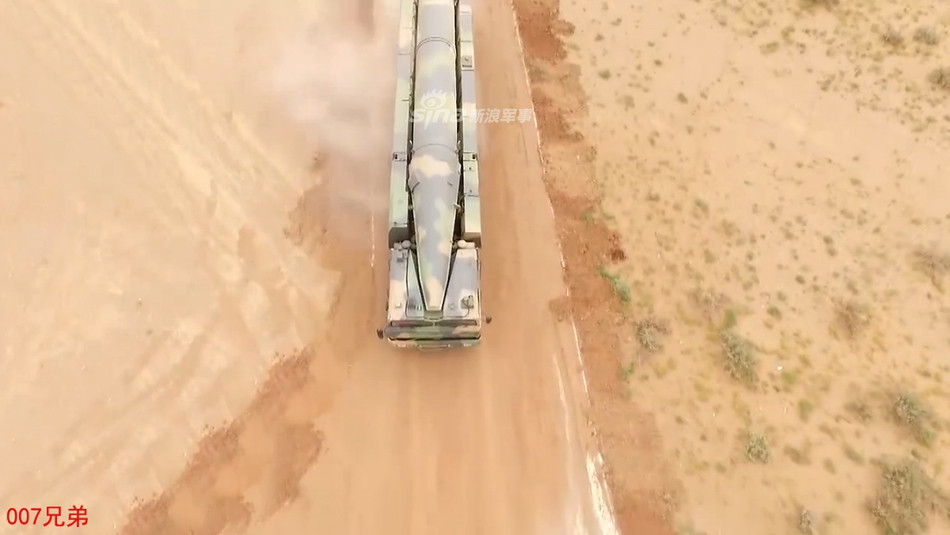 Được biết, hệ thống khung gầm được DF-26 sử dụng là hệ thống TEL 12x12 có khả năng triển khai phóng tại chỗ. Hệ thống này có trọng tải tối đa 35 tấn. Nguồn ảnh: Sina.