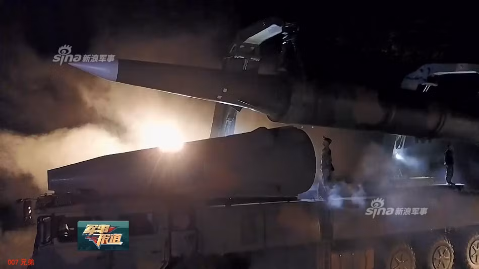 Giống với người tiền nhiệm DF-21D, DF-26 có khả năng tiêu diệt cả các mục tiêu cố định trên đất liền hoặc trên biển. Nguồn ảnh: Sina.