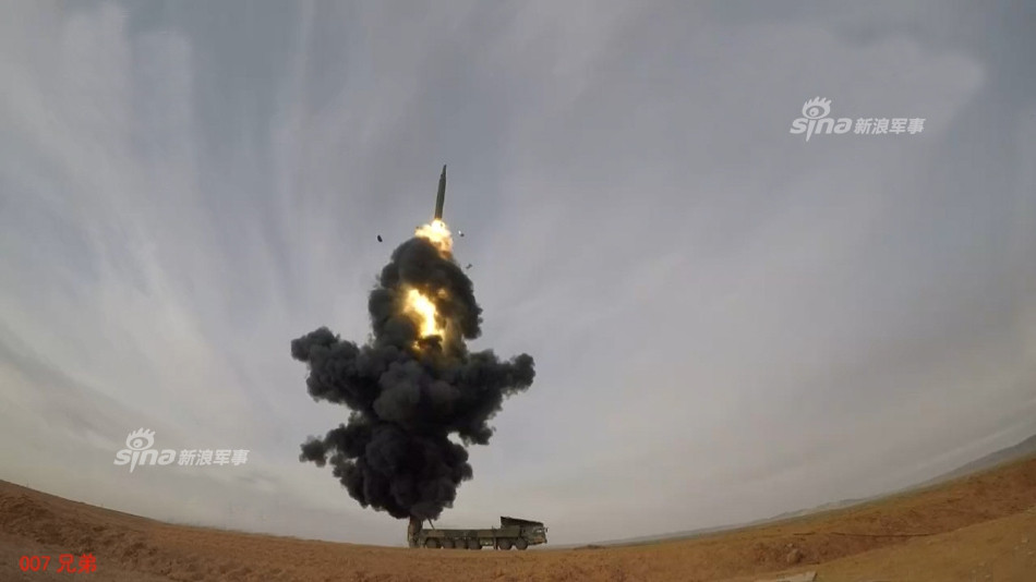 Điểm độc đáo nhất của tên lửa DF-26 đó là nó có khả năng thay đầu đạn mà không cần phải thay thế toàn bộ cả hệ thống phóng. Thông thường, nhiều loại tên lửa dù được quảng cáo là có khả năng triển khai cùng cả đầu đạn hạt nhân lẫn đầu đạn thường lại chỉ được cố định sản xuất theo từng loại và không thể thay thế được đầu đạn. Nguồn ảnh: Sina.